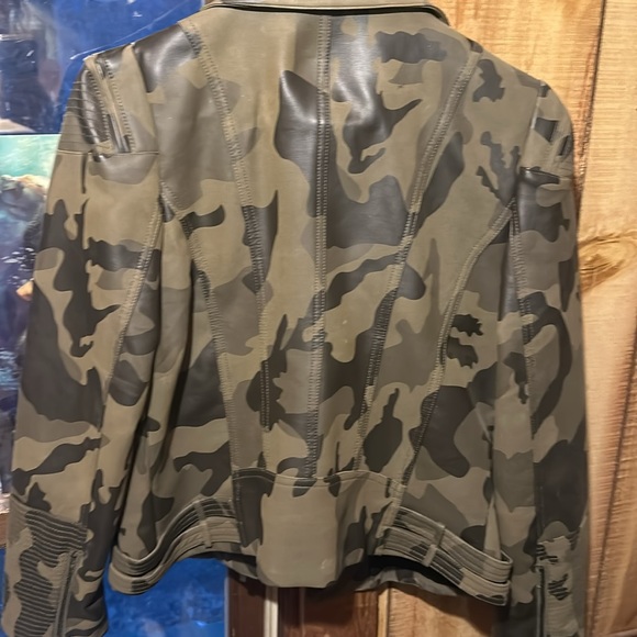 Women’s Camo Leather Jacket - Picture 4 of 4